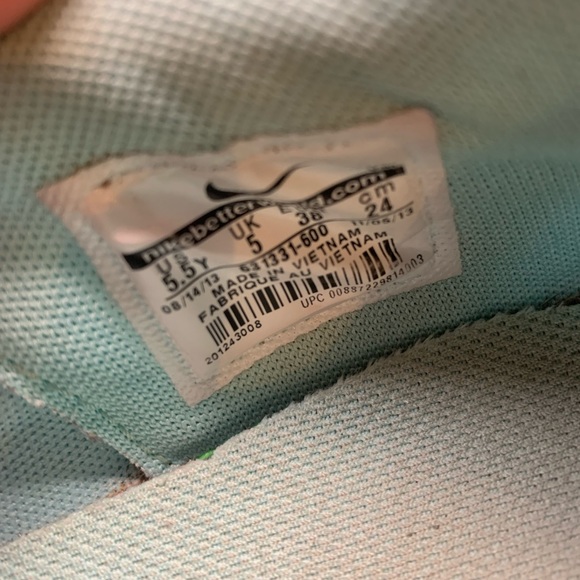 Nike shoes size 5.5 fit more like a women’s 7 - Picture 4 of 4